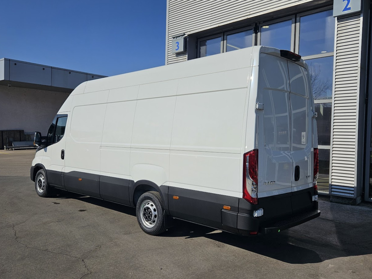 IVECO Daily 35S18H A8 - Пътнически бус: снимка 3 IVECO Daily 35S18H A8 - Пътнически бус: снимка 3