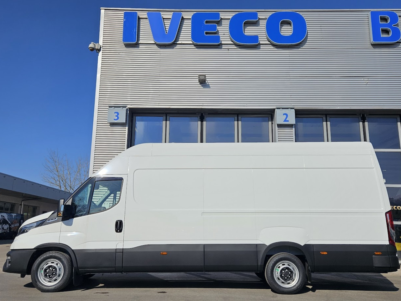 IVECO Daily 35S18H A8 - Пътнически бус: снимка 2 IVECO Daily 35S18H A8 - Пътнически бус: снимка 2