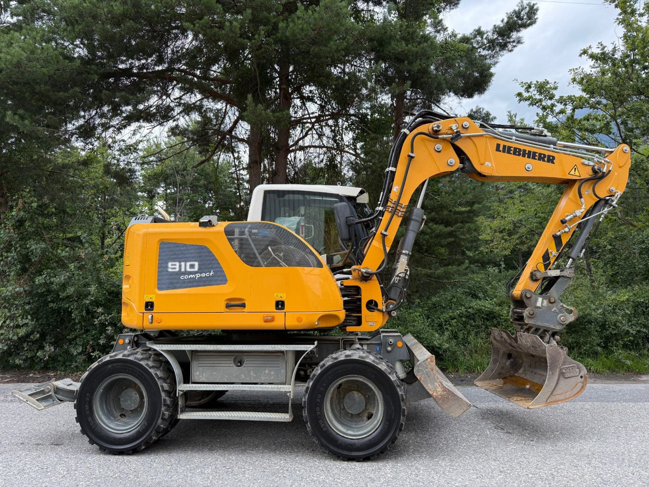 Liebherr A910 Compact Litronic,4 Schaufeln,Schnellwechsle - Колесен багер: снимка 2 Liebherr A910 Compact Litronic,4 Schaufeln,Schnellwechsle - Колесен багер: снимка 2
