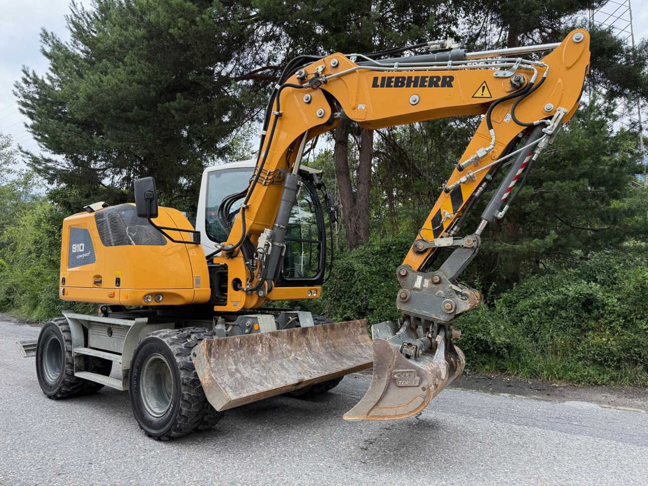Liebherr A910 Compact Litronic,4 Schaufeln,Schnellwechsle - Колесен багер: снимка 3 Liebherr A910 Compact Litronic,4 Schaufeln,Schnellwechsle - Колесен багер: снимка 3