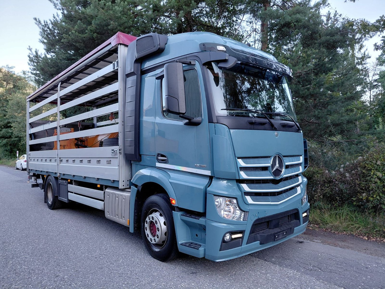 Mercedes-Benz Actros 1836 4x2, E6, Ladebordwand, Fahrschule - Камион с брезент: снимка 3 Mercedes-Benz Actros 1836 4x2, E6, Ladebordwand, Fahrschule - Камион с брезент: снимка 3