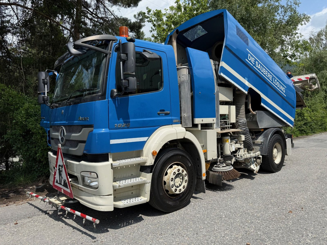 Mercedes-Benz Axor 1829 4x2, E5, EPS, RHD, Faun Kehrmaschine - Мотометачна машина: снимка 1 Mercedes-Benz Axor 1829 4x2, E5, EPS, RHD, Faun Kehrmaschine - Мотометачна машина: снимка 1