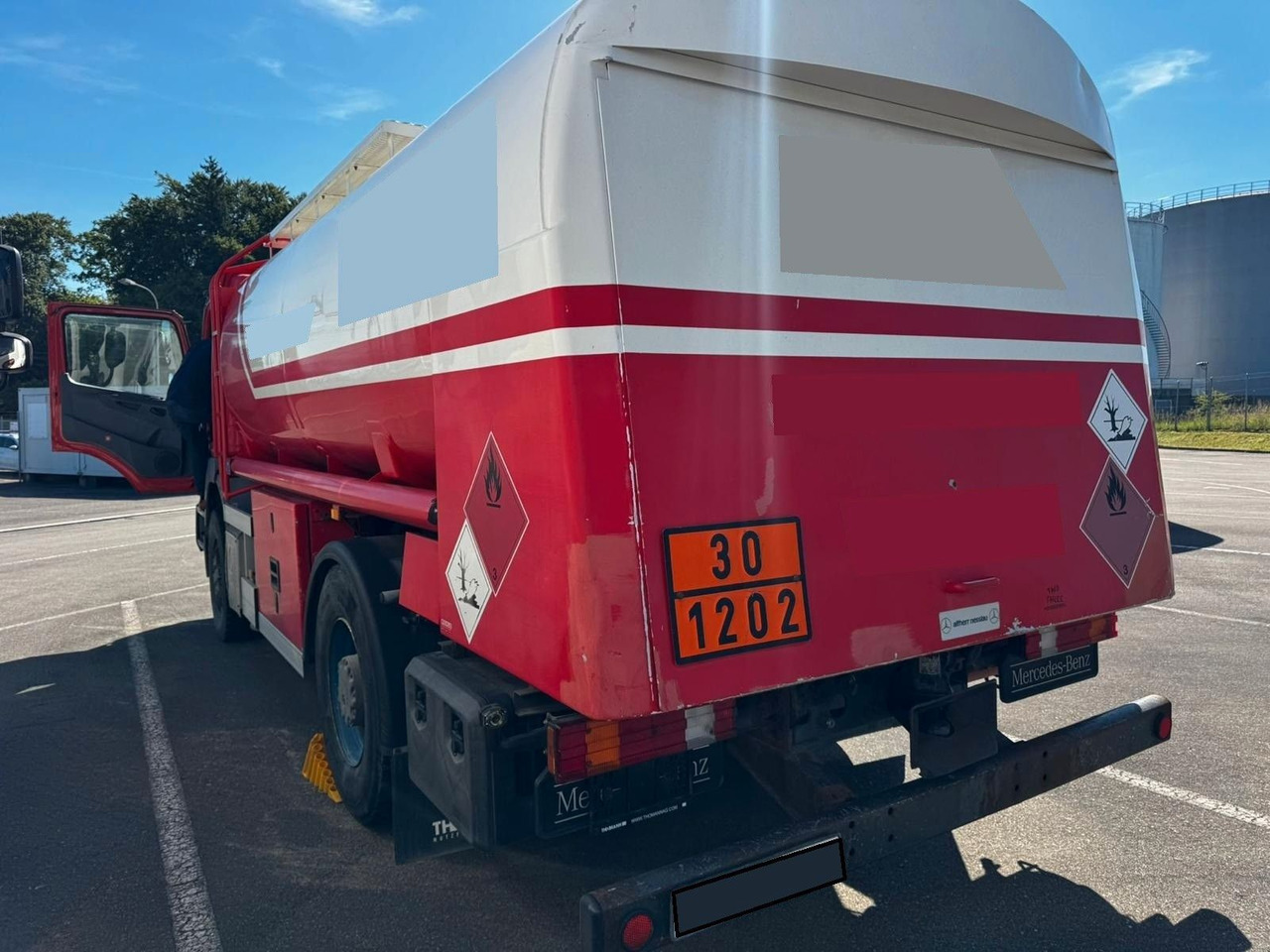 Mercedes-Benz Axor 1833, ADR, E4, 2 Kammern 1. 5000L 2. 7000L - Камион цистерна: снимка 4 Mercedes-Benz Axor 1833, ADR, E4, 2 Kammern 1. 5000L 2. 7000L - Камион цистерна: снимка 4