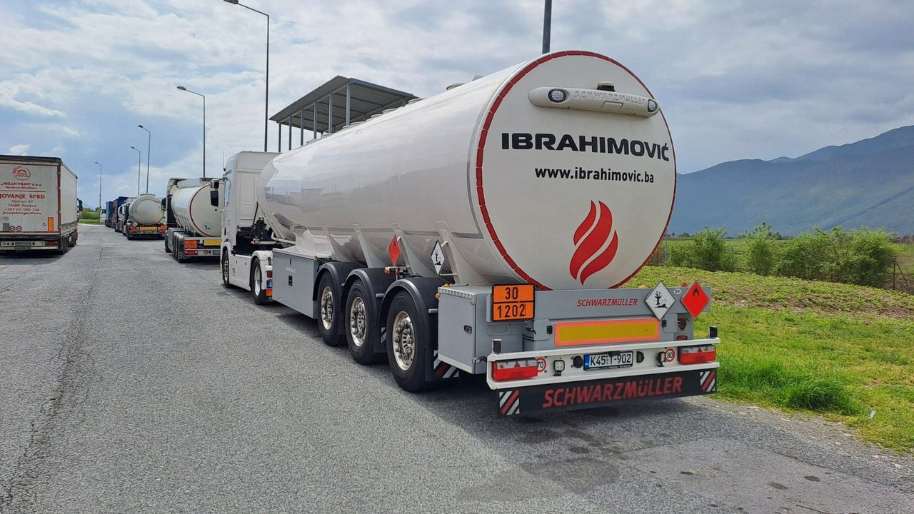 Schwarzmüller 4 Kammern, ADR, Treibstoff Fuel - Полуремарке цистерна: снимка 2 Schwarzmüller 4 Kammern, ADR, Treibstoff Fuel - Полуремарке цистерна: снимка 2