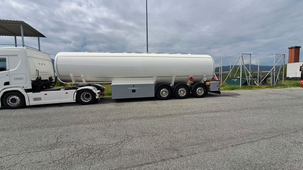 Schwarzmüller 4 Kammern, ADR, Treibstoff Fuel - Полуремарке цистерна: снимка 4 Schwarzmüller 4 Kammern, ADR, Treibstoff Fuel - Полуремарке цистерна: снимка 4