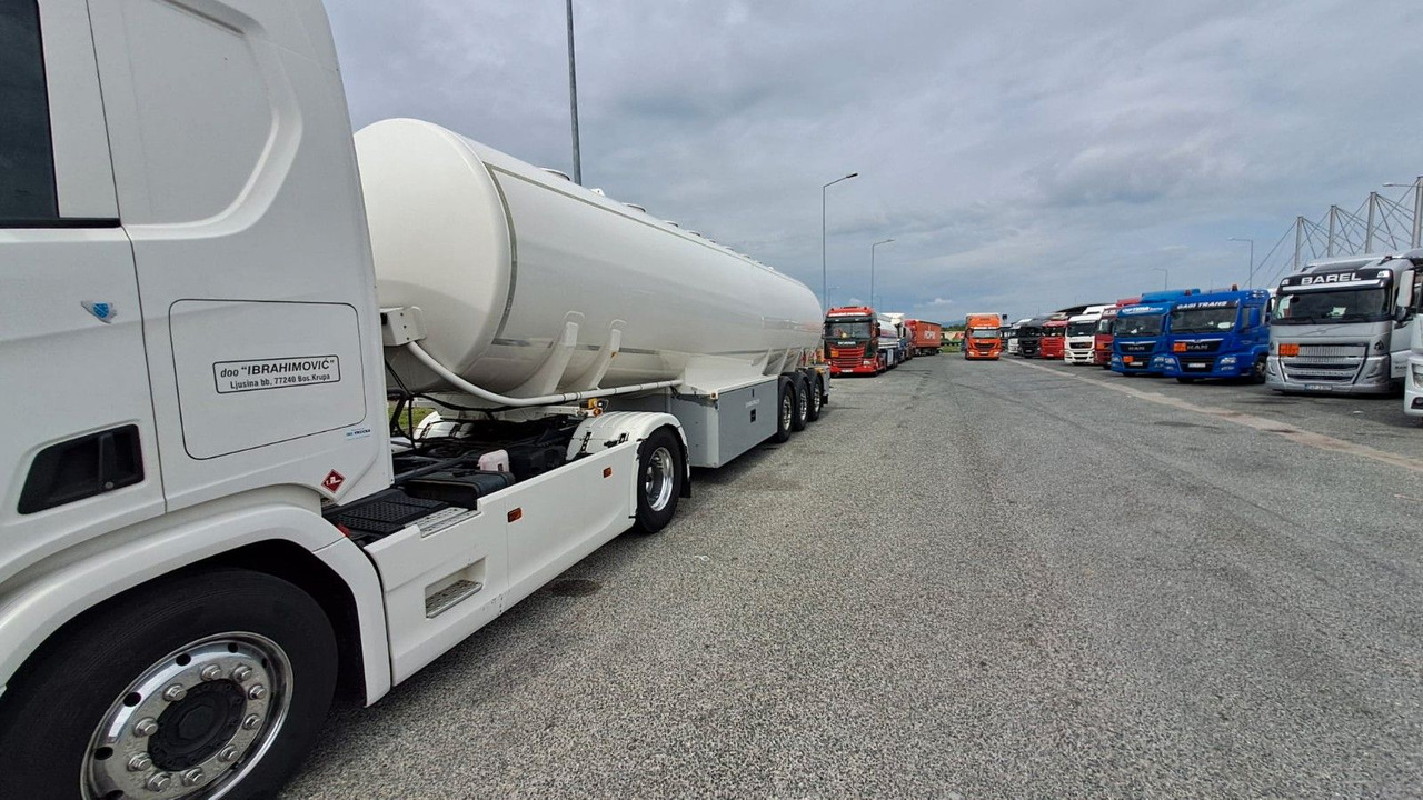 Schwarzmüller 4 Kammern, ADR, Treibstoff Fuel - Полуремарке цистерна: снимка 5 Schwarzmüller 4 Kammern, ADR, Treibstoff Fuel - Полуремарке цистерна: снимка 5