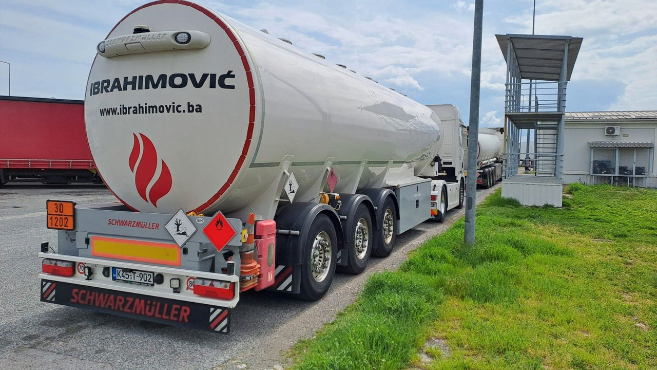 Schwarzmüller 4 Kammern, ADR, Treibstoff Fuel - Полуремарке цистерна: снимка 1 Schwarzmüller 4 Kammern, ADR, Treibstoff Fuel - Полуремарке цистерна: снимка 1