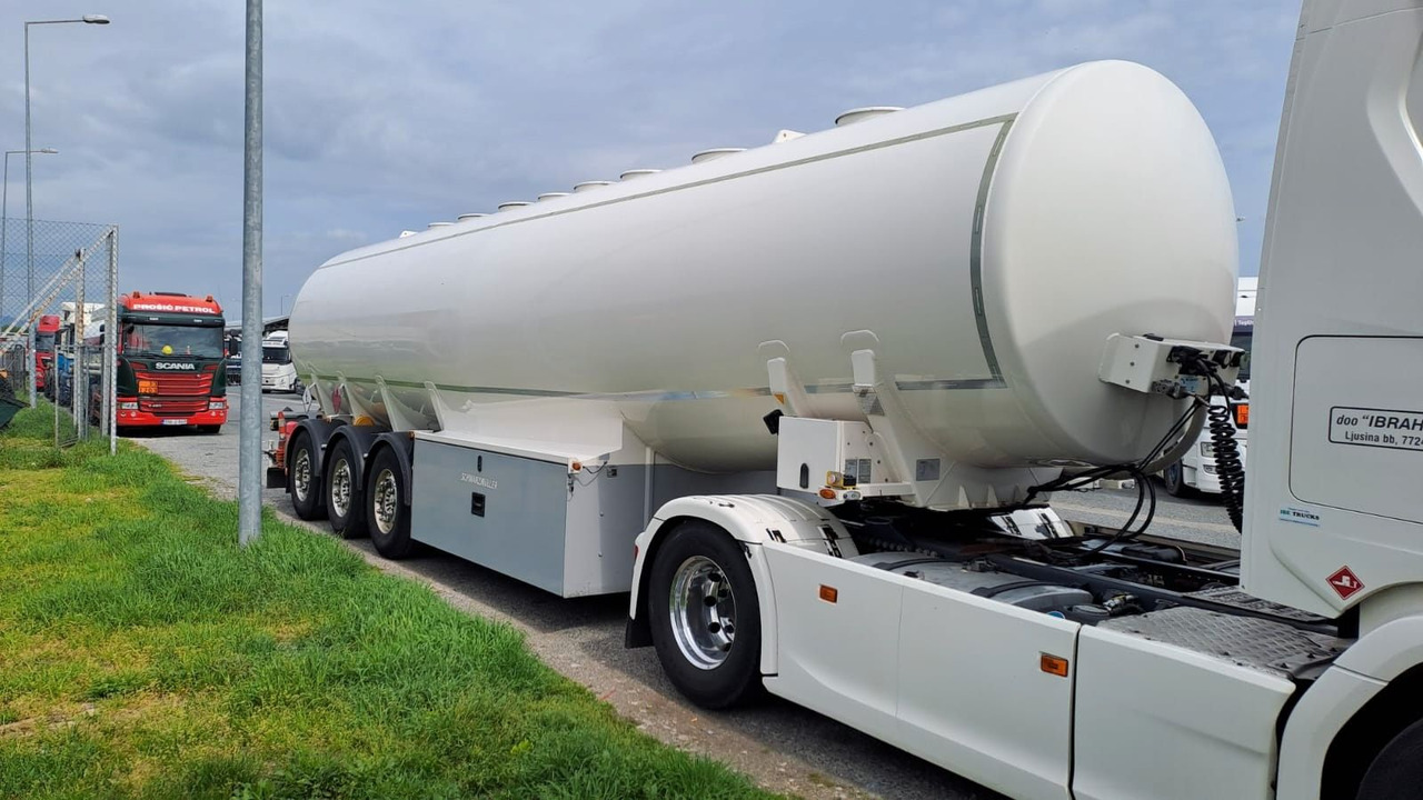 Schwarzmüller 4 Kammern, ADR, Treibstoff Fuel - Полуремарке цистерна: снимка 3 Schwarzmüller 4 Kammern, ADR, Treibstoff Fuel - Полуремарке цистерна: снимка 3