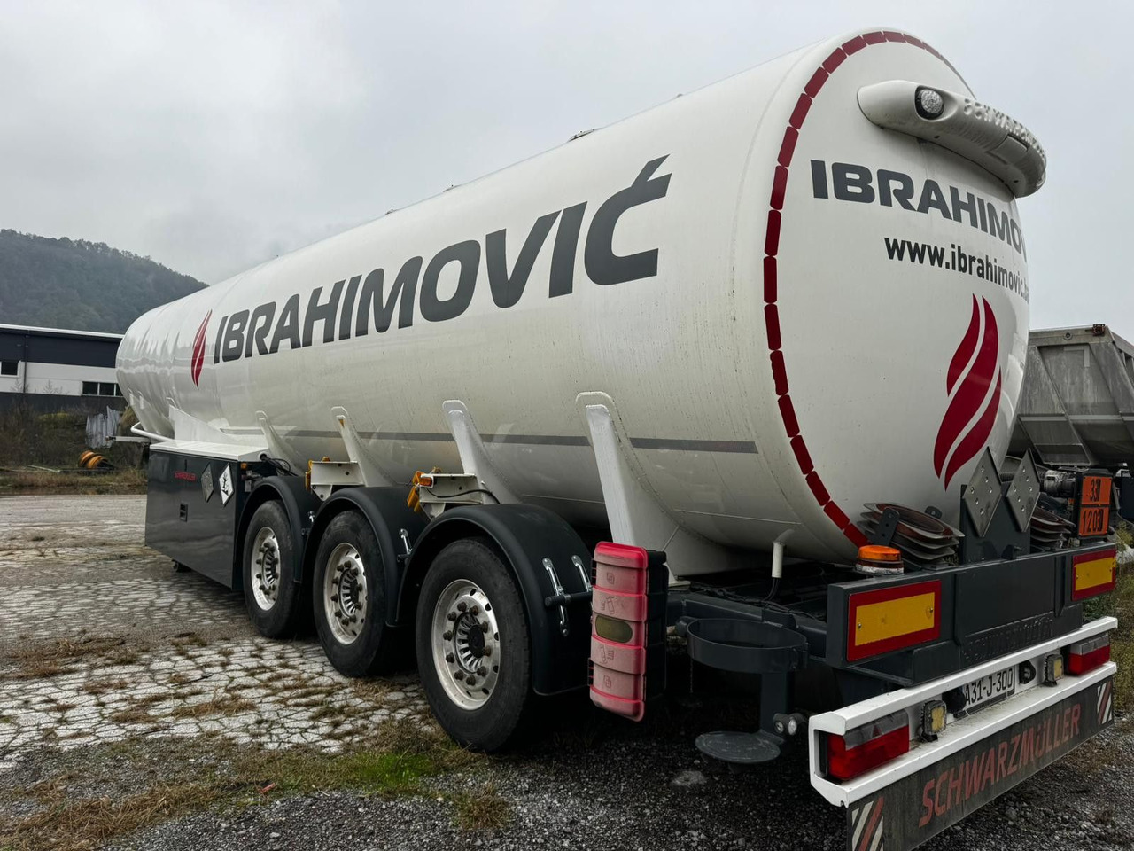 Schwarzmüller 5 Kammern, ADR, Treibstoff Fuel - Полуремарке цистерна: снимка 3 Schwarzmüller 5 Kammern, ADR, Treibstoff Fuel - Полуремарке цистерна: снимка 3