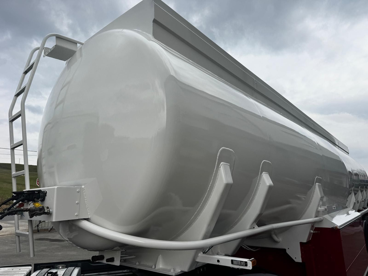 Schwarzmüller TS 3/E ADR, 6 Kammern Treibstoff Fuel - Полуремарке цистерна: снимка 5 Schwarzmüller TS 3/E ADR, 6 Kammern Treibstoff Fuel - Полуремарке цистерна: снимка 5