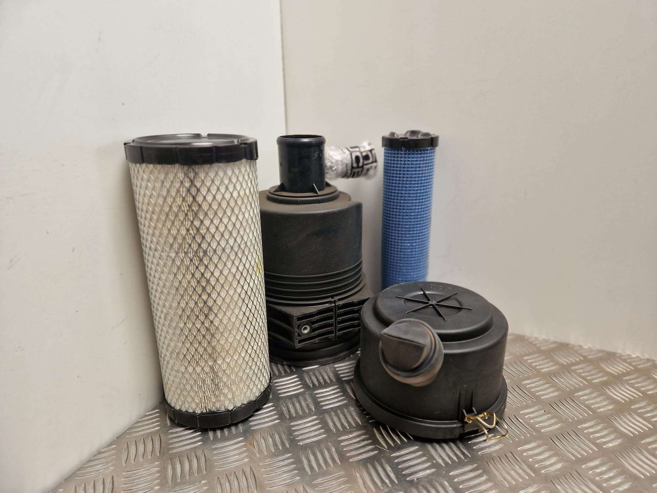 Donaldson air filter assembly JCB - Двигател и части за Строителна техника: снимка 3 Donaldson air filter assembly JCB - Двигател и части за Строителна техника: снимка 3