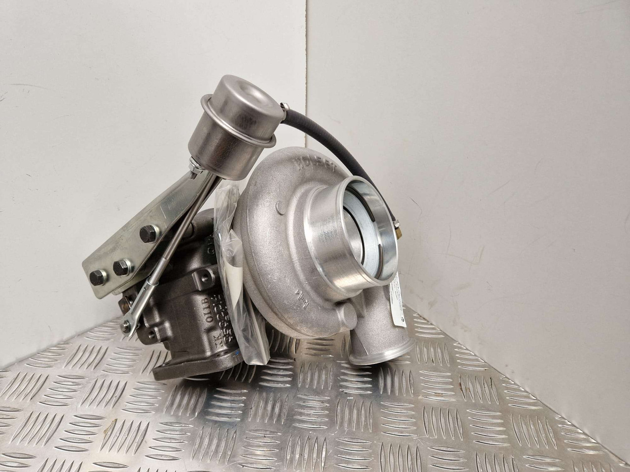 Iveco Generator Turbocharger Holset 4043994 - Двигател и части за Строителна техника: снимка 2 Iveco Generator Turbocharger Holset 4043994 - Двигател и части за Строителна техника: снимка 2