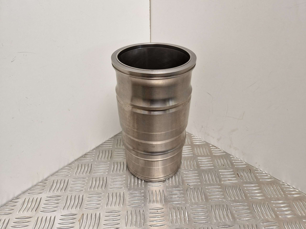 Scania 1868157 Piston Liner Set 6 127mm - Двигател и части за Строителна техника: снимка 1 Scania 1868157 Piston Liner Set 6 127mm - Двигател и части за Строителна техника: снимка 1