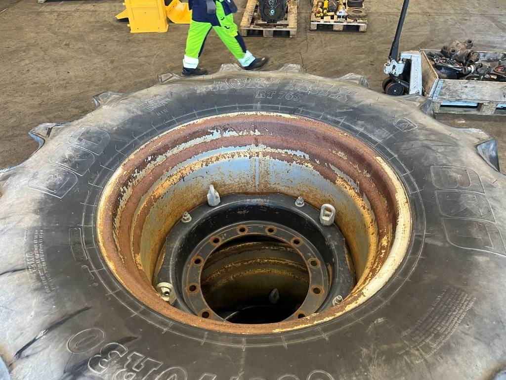 BKT 600/70R30 till Case Magnum 310  - Гума за Селскостопанска техника: снимка 3 BKT 600/70R30 till Case Magnum 310  - Гума за Селскостопанска техника: снимка 3