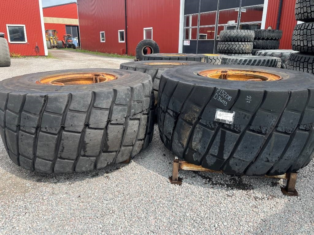 Bridgestone Regummerade 875/65R29 på Volvo L220 fälg - Комплект колела: снимка 2 Bridgestone Regummerade 875/65R29 på Volvo L220 fälg - Комплект колела: снимка 2