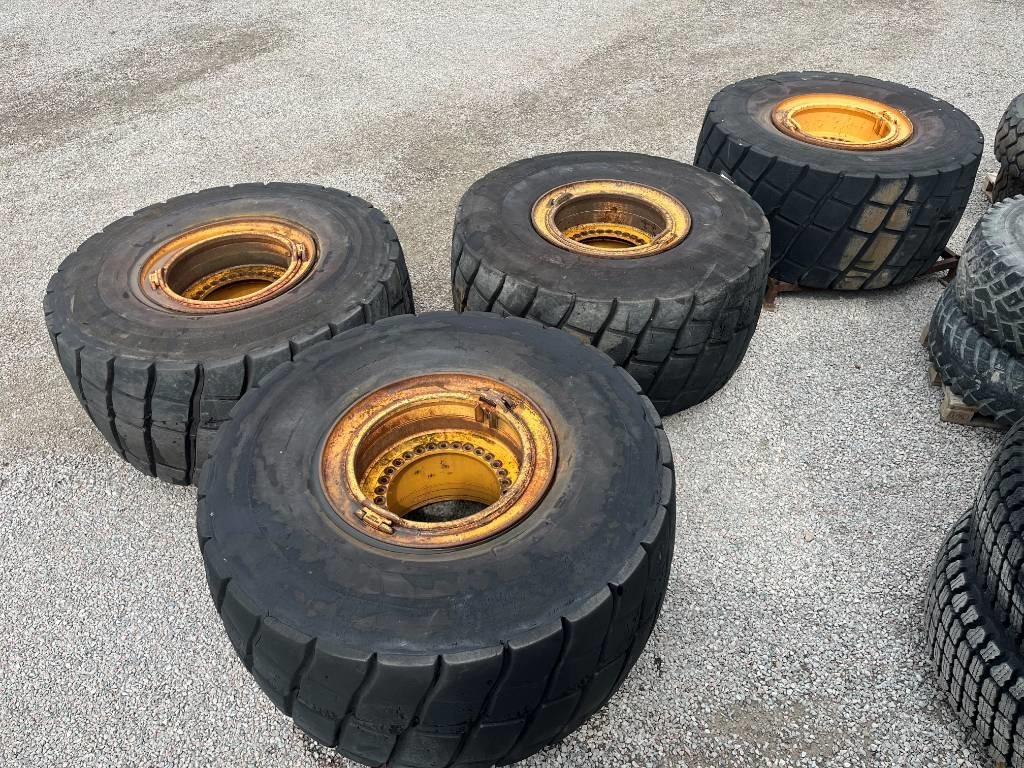 Bridgestone Regummerade 875/65R29 på Volvo L220 fälg - Комплект колела: снимка 1 Bridgestone Regummerade 875/65R29 på Volvo L220 fälg - Комплект колела: снимка 1