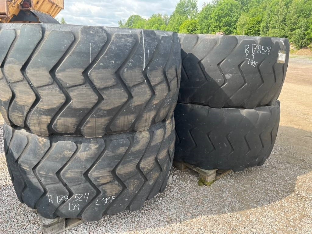 Michelin 650/65R25 Volvo L90 E , F , G , H - Комплект колела: снимка 1 Michelin 650/65R25 Volvo L90 E , F , G , H - Комплект колела: снимка 1