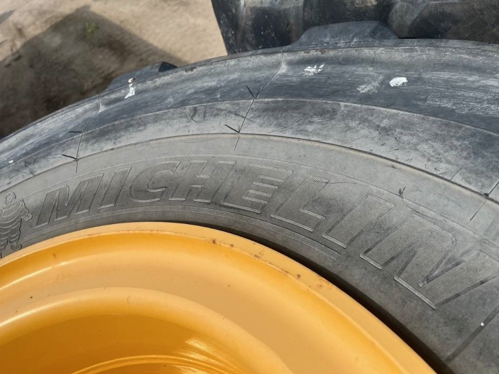Michelin 650/65R25 Volvo L90 E , F , G , H - Комплект колела: снимка 4 Michelin 650/65R25 Volvo L90 E , F , G , H - Комплект колела: снимка 4