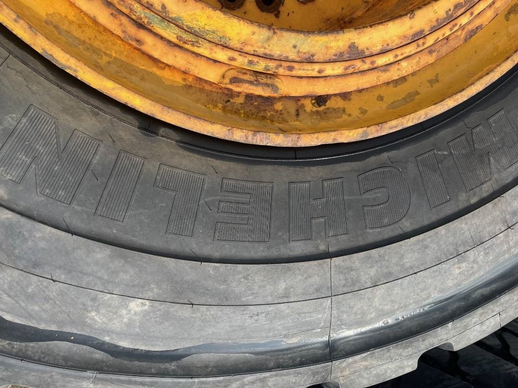 Michelin 800/65R29 XLD Volvo L150 L180 - Комплект колела: снимка 3 Michelin 800/65R29 XLD Volvo L150 L180 - Комплект колела: снимка 3