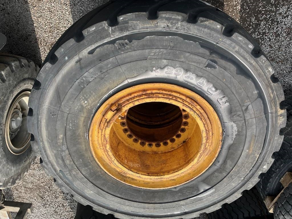 Michelin 800/65R29 XLD Volvo L150 L180 - Комплект колела: снимка 5 Michelin 800/65R29 XLD Volvo L150 L180 - Комплект колела: снимка 5