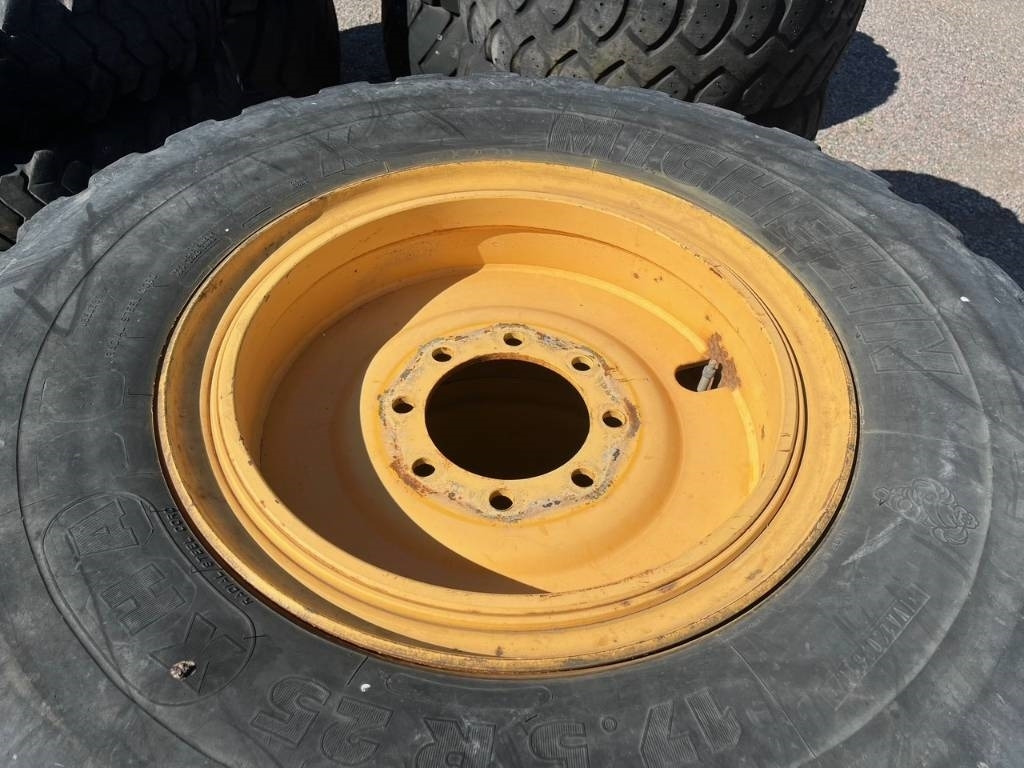 Michelin XHA 15,5-R25 till Volvo L50E C D B - Гума за Строителна техника: снимка 4 Michelin XHA 15,5-R25 till Volvo L50E C D B - Гума за Строителна техника: снимка 4