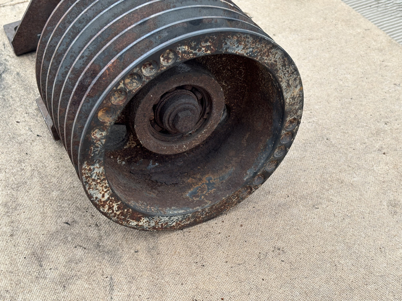 Claas Lexion 780 Koło Pasowe 7 rzędowe z mocowaniem - Ремък за Зърнокомбайн: снимка 1 Claas Lexion 780 Koło Pasowe 7 rzędowe z mocowaniem - Ремък за Зърнокомбайн: снимка 1