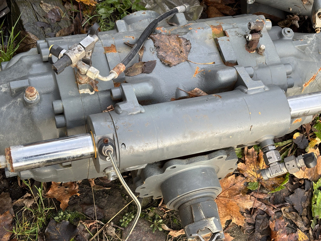 Claas Scorpion 635 Centralna Środkowa Obudowa Osi Przedniej 0019242110 00 1924 211 0 - Предна ос за Трактор: снимка 2 Claas Scorpion 635 Centralna Środkowa Obudowa Osi Przedniej 0019242110 00 1924 211 0 - Предна ос за Трактор: снимка 2