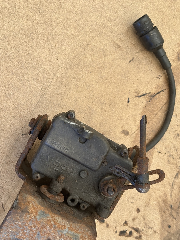 Cummins 8.3 6CT 6CTA 6CTAA Elektroniczny pedał gazu VDO 408.422/6/1 - Педал: снимка 5 Cummins 8.3 6CT 6CTA 6CTAA Elektroniczny pedał gazu VDO 408.422/6/1 - Педал: снимка 5