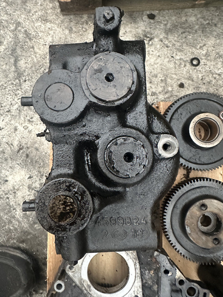 Fiat 780dt Fiat 8045 pompa paliwa , pompa oleju Balansery obudowa rozrządu - Горивна помпа за Трактор: снимка 4 Fiat 780dt Fiat 8045 pompa paliwa , pompa oleju Balansery obudowa rozrządu - Горивна помпа за Трактор: снимка 4