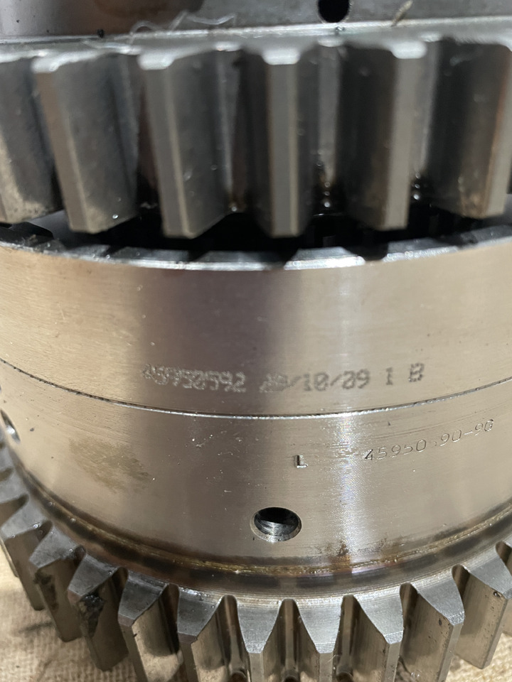JCB Fastrac - kosz skrzyni biegów 459/50592 - Скоростна кутия и части за Трактор: снимка 2 JCB Fastrac - kosz skrzyni biegów 459/50592 - Скоростна кутия и части за Трактор: снимка 2