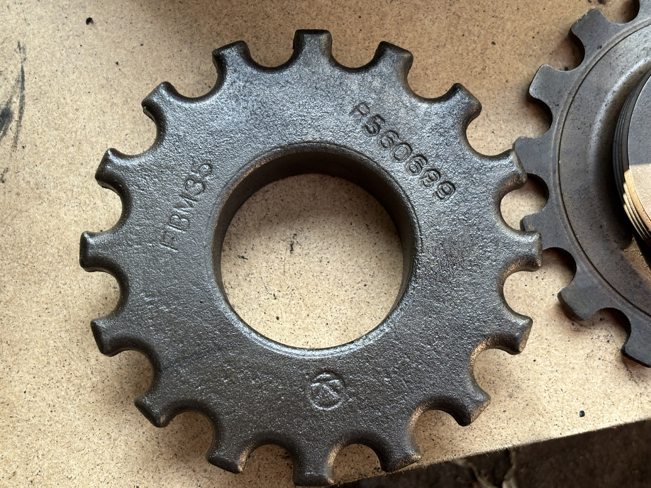 JOHN DEERE 7RXX 7R 330 7R330 Nakrętka J560689 - Части на спирачната система за Селскостопанска техника: снимка 3 JOHN DEERE 7RXX 7R 330 7R330 Nakrętka J560689 - Части на спирачната система за Селскостопанска техника: снимка 3