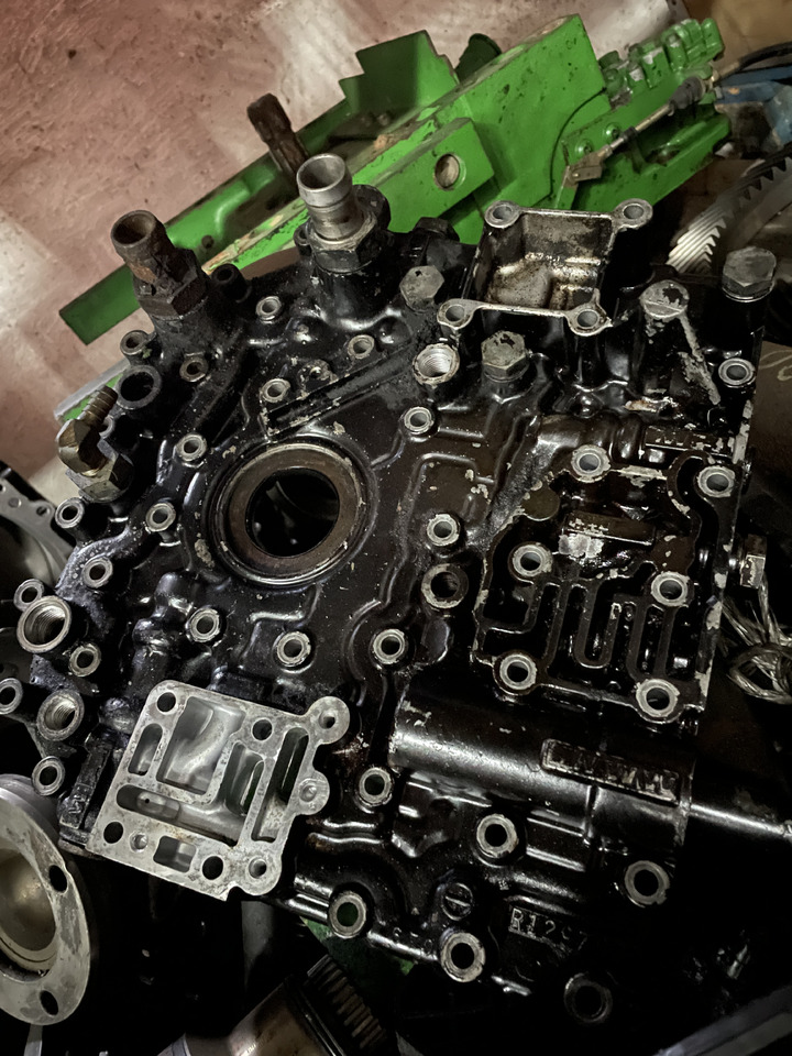 John Deere 6110 6210 6310 6410 6200 6300 6400 - pokrywa skrzyni biegów R129797 - Скоростна кутия и части за Селскостопанска техника: снимка 1 John Deere 6110 6210 6310 6410 6200 6300 6400 - pokrywa skrzyni biegów R129797 - Скоростна кутия и части за Селскостопанска техника: снимка 1