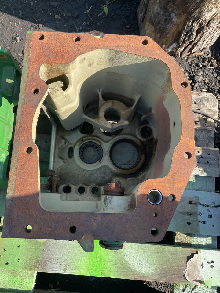 John Deere 6215 6415 6110J 6125J - obudowa skrzyni biegów L156261 - Скоростна кутия и части за Трактор: снимка 1 John Deere 6215 6415 6110J 6125J - obudowa skrzyni biegów L156261 - Скоростна кутия и части за Трактор: снимка 1