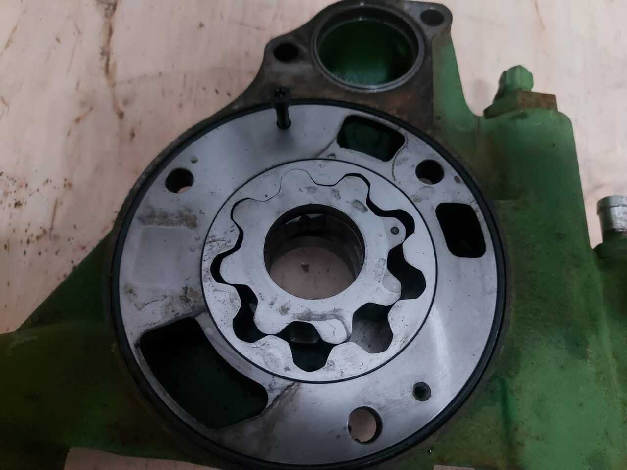 John Deere 6215r - Pompa doładowcza hydrauliki AL217930 - Хидравлична помпа за Селскостопанска техника: снимка 1 John Deere 6215r - Pompa doładowcza hydrauliki AL217930 - Хидравлична помпа за Селскостопанска техника: снимка 1