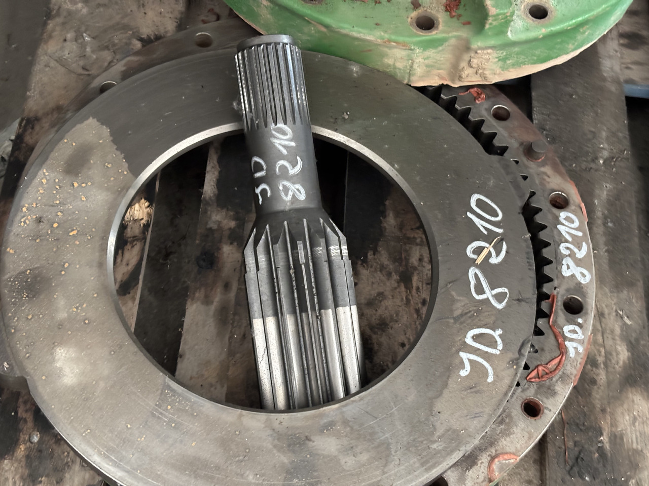 John Deere 8330 8370 Zwolnica Tylna Obudowa Wał R156486 R174225 R156486 R314670 R296985 R560119 - Ходов редуктор за Селскостопанска техника: снимка 2 John Deere 8330 8370 Zwolnica Tylna Obudowa Wał R156486 R174225 R156486 R314670 R296985 R560119 - Ходов редуктор за Селскостопанска техника: снимка 2