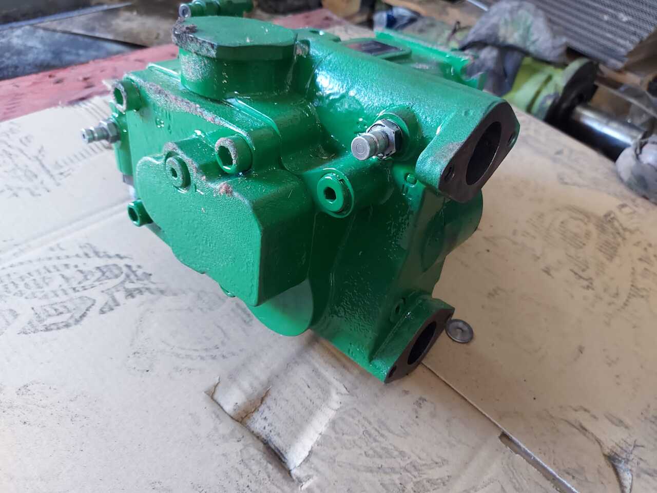 John Deere 8345r - Pompa Hydrauliki RE587646 - Хидравлична помпа за Селскостопанска техника: снимка 2 John Deere 8345r - Pompa Hydrauliki RE587646 - Хидравлична помпа за Селскостопанска техника: снимка 2
