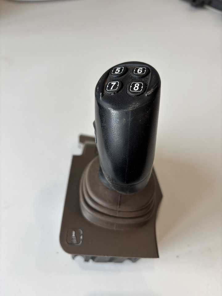John Deere seria 6000 7000 8000 R - joystick 5-funkcyjny CommandARM RE573554 - Скоростен лост за Селскостопанска техника: снимка 2 John Deere seria 6000 7000 8000 R - joystick 5-funkcyjny CommandARM RE573554 - Скоростен лост за Селскостопанска техника: снимка 2