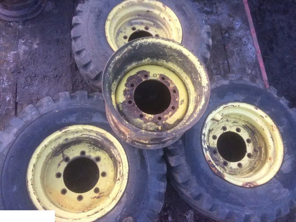 Koła Do Ładowarki John Deere 4200 - 13x20 , 20 cali opony 16/70-20 , - Комплект колела за Строителна техника: снимка 1 Koła Do Ładowarki John Deere 4200 - 13x20 , 20 cali opony 16/70-20 , - Комплект колела за Строителна техника: снимка 1