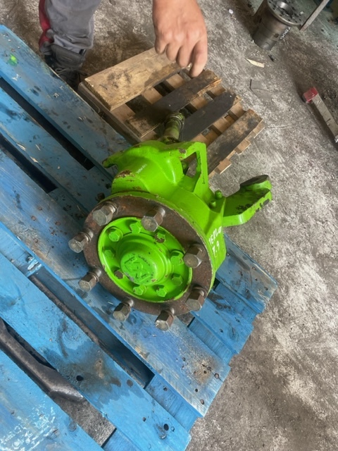 Merlo zwolnica zwrotnica - Шенкел за Селскостопанска техника: снимка 1 Merlo zwolnica zwrotnica - Шенкел за Селскостопанска техника: снимка 1