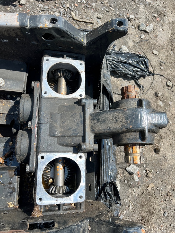 New Holland Typ 846 Przekładnia 84571976 - Рама/ Шаси за Селскостопанска техника: снимка 2 New Holland Typ 846 Przekładnia 84571976 - Рама/ Шаси за Селскостопанска техника: снимка 2