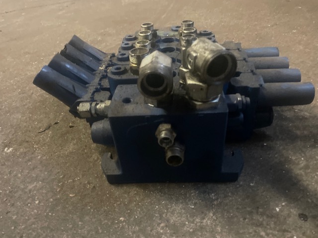 Rozdzielacz rexroth ASX01 deutz fahr Agrovector - Хидравлика за Камион: снимка 1 Rozdzielacz rexroth ASX01 deutz fahr Agrovector - Хидравлика за Камион: снимка 1