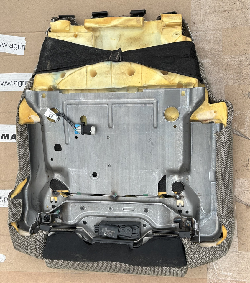 Siedzisko Skórzane John Deere Materiałowe Oryginał RE174401 - Седалка за Селскостопанска техника: снимка 1 Siedzisko Skórzane John Deere Materiałowe Oryginał RE174401 - Седалка за Селскостопанска техника: снимка 1