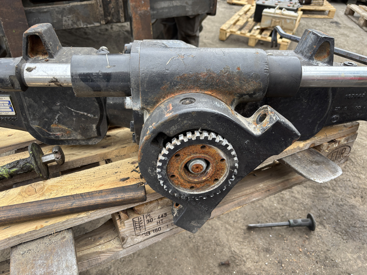 Valtra N92 - most przedni - zwolnica zwrotnica siłownik dyferencjał atak - Шенкел за Селскостопанска техника: снимка 2 Valtra N92 - most przedni - zwolnica zwrotnica siłownik dyferencjał atak - Шенкел за Селскостопанска техника: снимка 2