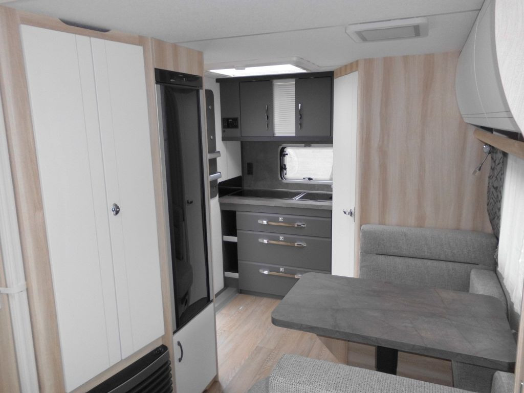Нови Каравана Hobby De Luxe 460 SFf 2025 AUTARK FBH 1500kg. +++ Hobby De Luxe 460 SFf mit Extras, Lagerabverkauf: снимка 7