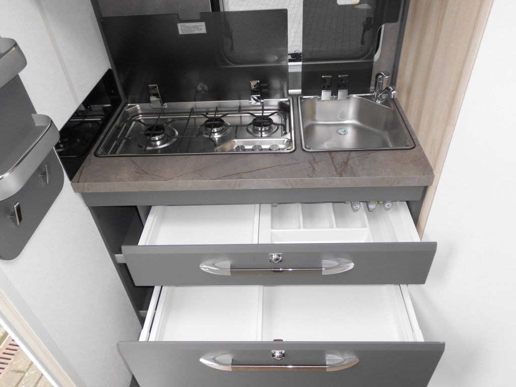 Нови Каравана Hobby De Luxe 460 SFf 2025 AUTARK FBH 1500kg. +++ Hobby De Luxe 460 SFf mit Extras, Lagerabverkauf: снимка 10