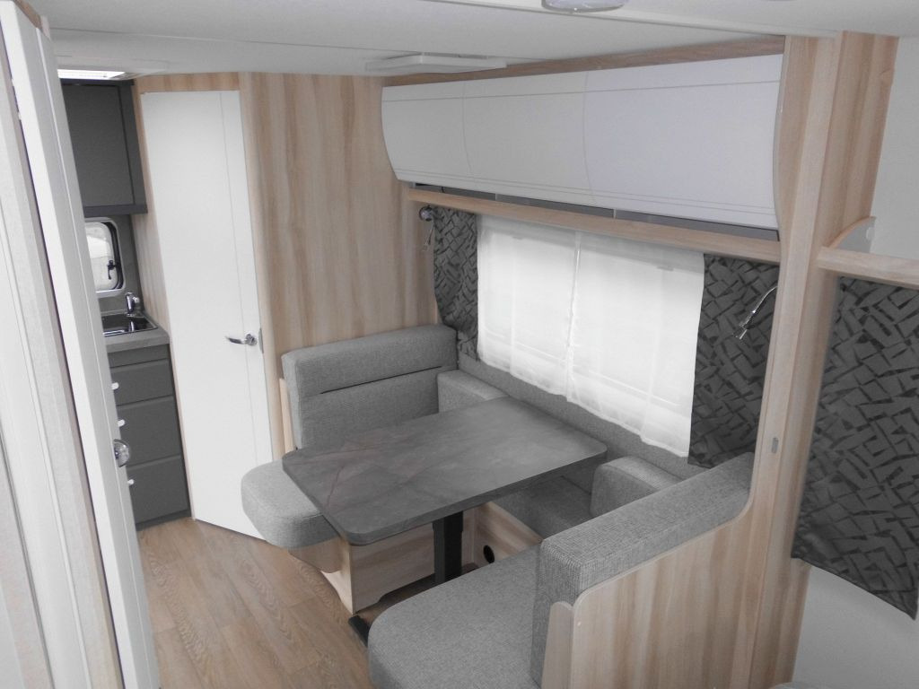 Нови Каравана Hobby De Luxe 460 SFf 2025 AUTARK FBH 1500kg. +++ Hobby De Luxe 460 SFf mit Extras, Lagerabverkauf: снимка 6