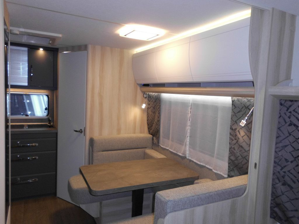 Нови Каравана Hobby De Luxe 460 SFf 2025 AUTARK FBH 1500kg. +++ Hobby De Luxe 460 SFf mit Extras, Lagerabverkauf: снимка 19