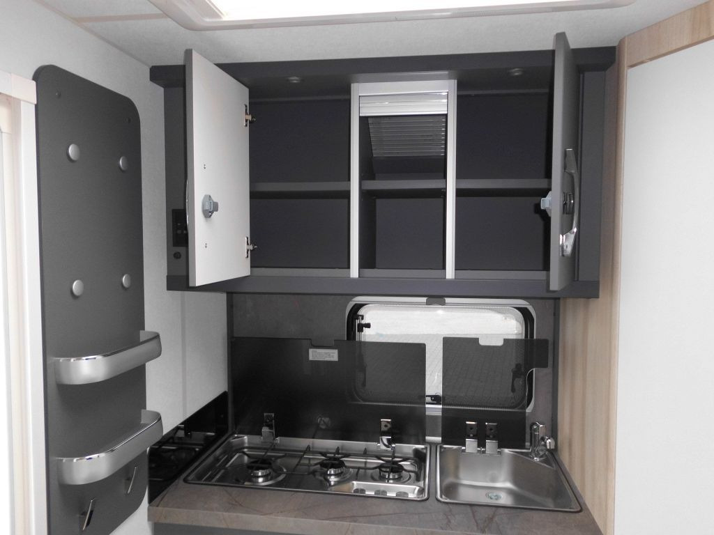Нови Каравана Hobby De Luxe 460 SFf 2025 AUTARK FBH 1500kg. +++ Hobby De Luxe 460 SFf mit Extras, Lagerabverkauf: снимка 11