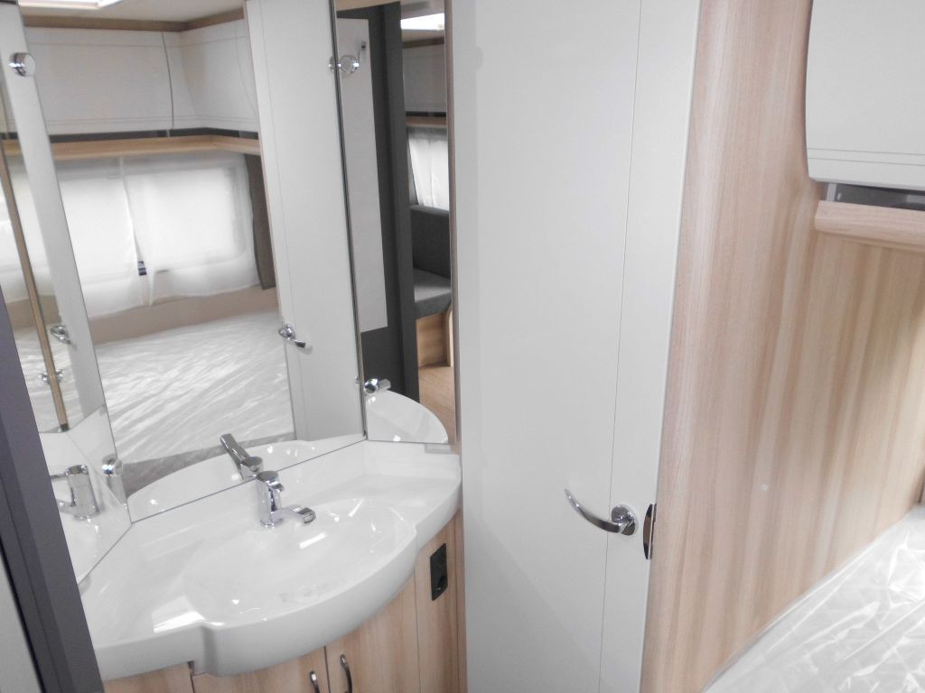 Каравана Hobby De Luxe 460 UFe 2026 1500kg. Ambiente: снимка 13