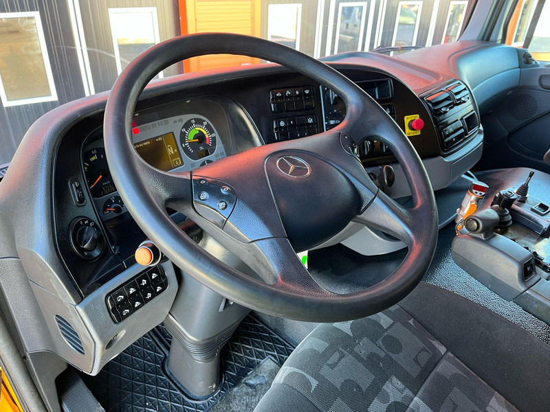 Interior photo 1: Самосвал камион Mercedes-Benz Actros 1841 4x4 SNOW PLOW EQUIPMENT / UNDERBODY SCRAPER / BOX L=4495 mm
